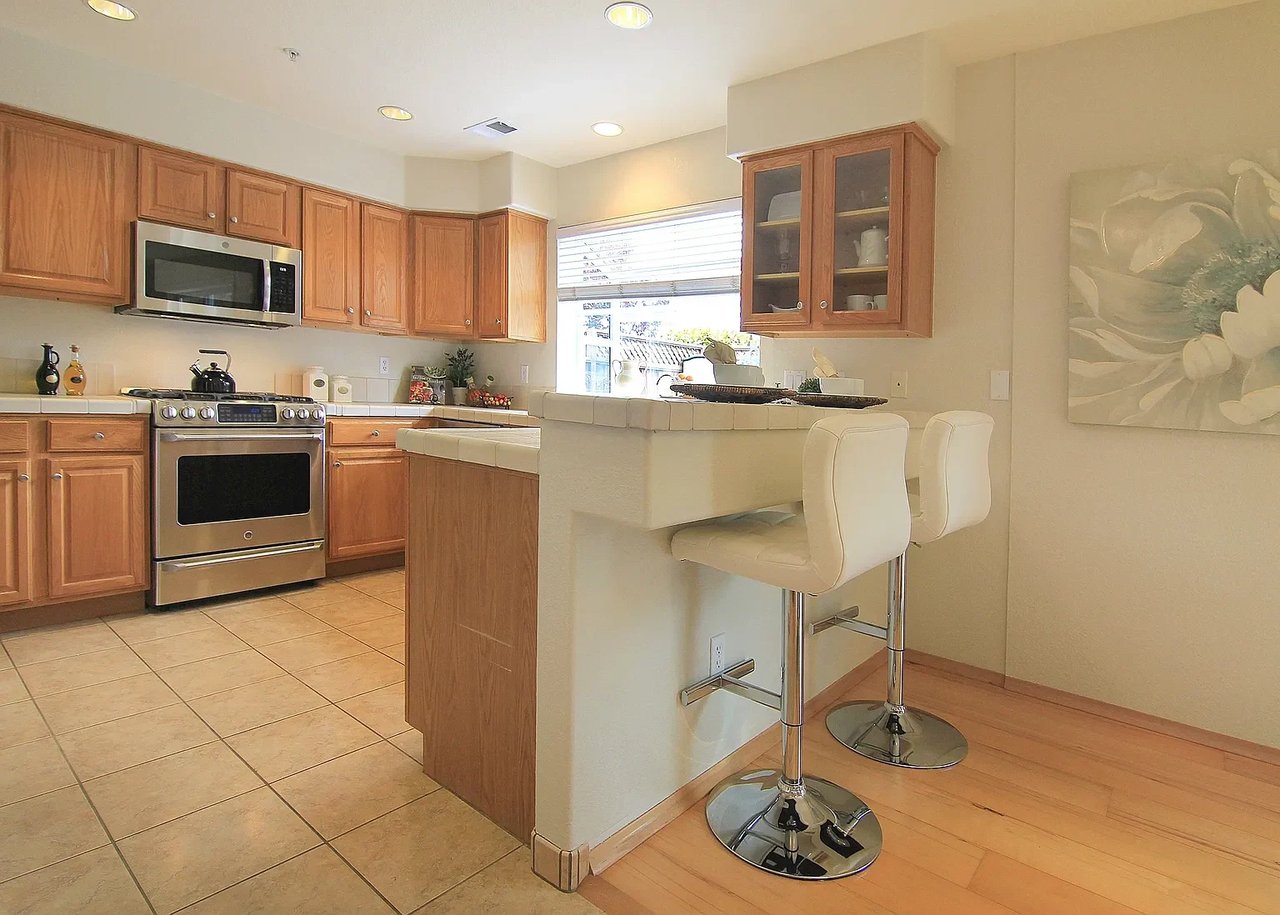 905 Coast Range Dr