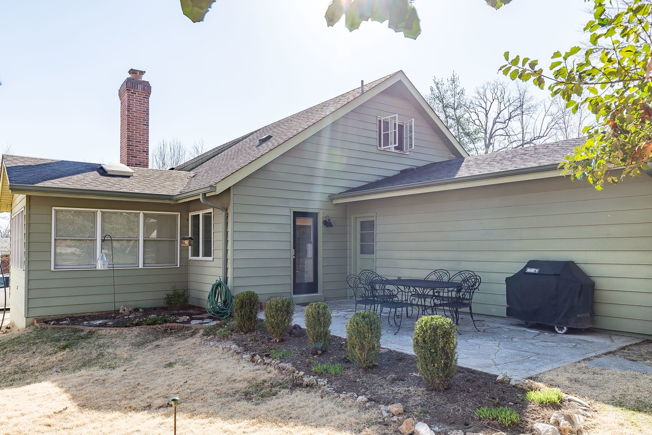 Darling 1.5 Story Home in Crystal Lake Park