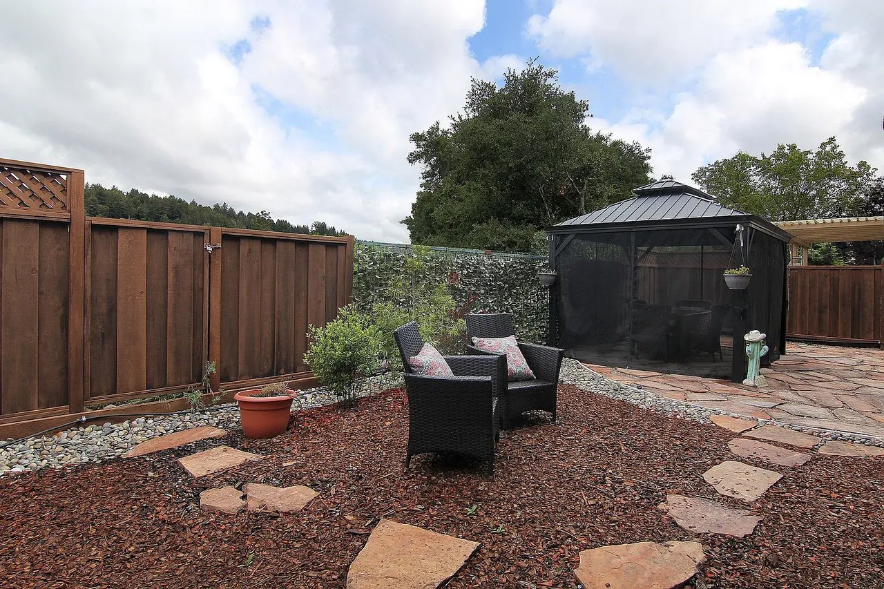 905 Coast Range Dr