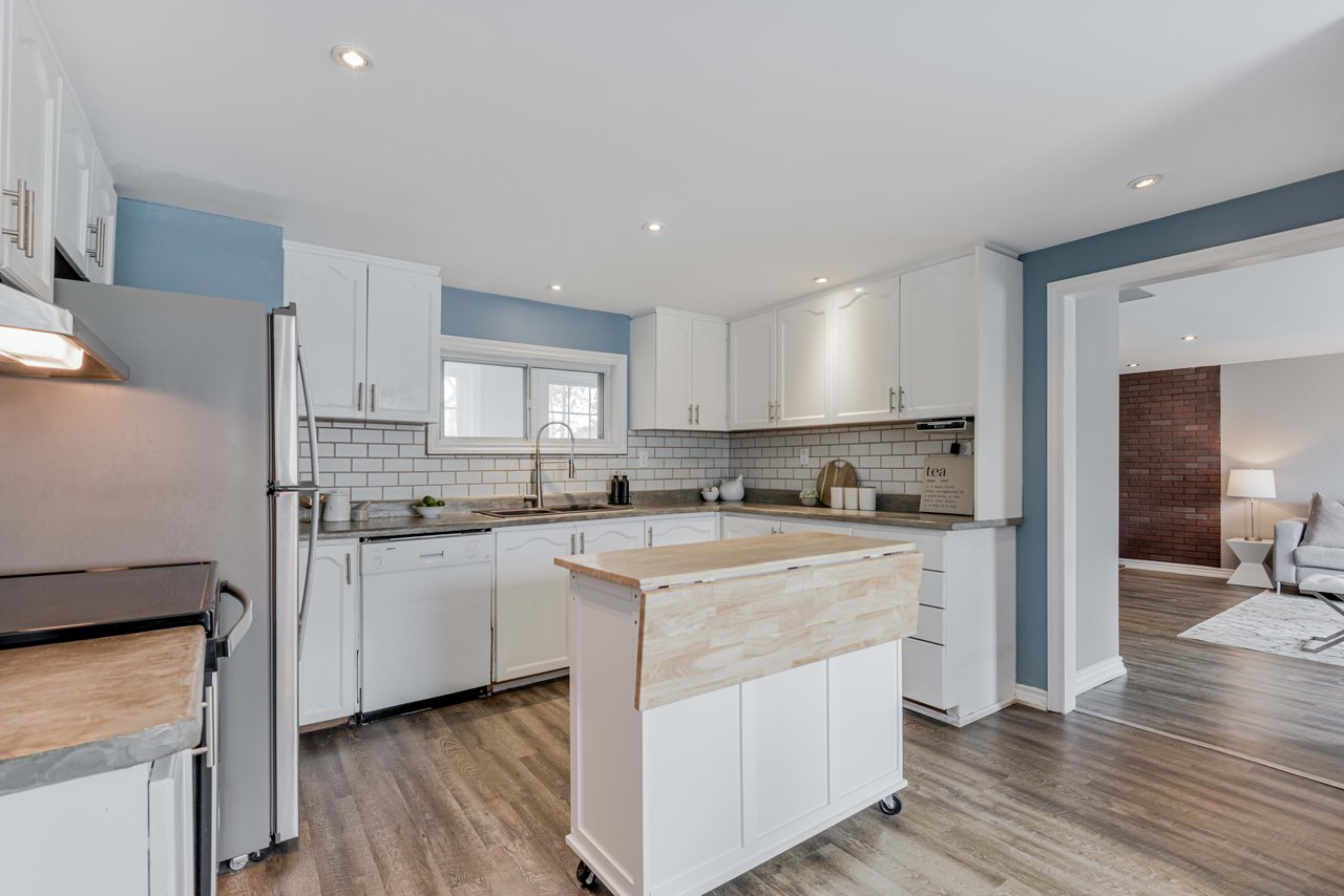 COLONIAL-STYLE HOME OFF LAKE SIMCOE