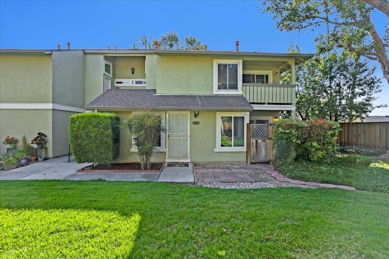 1021 Delna Manor LN