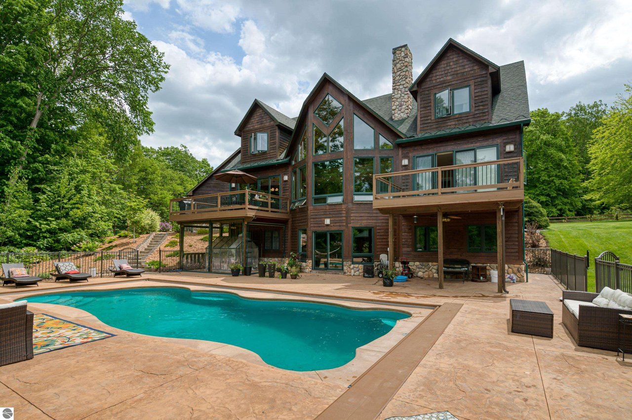 Amazing Northern Michigan Homes: Fantastic Home Tucked Away in the Woods of Williamsburg