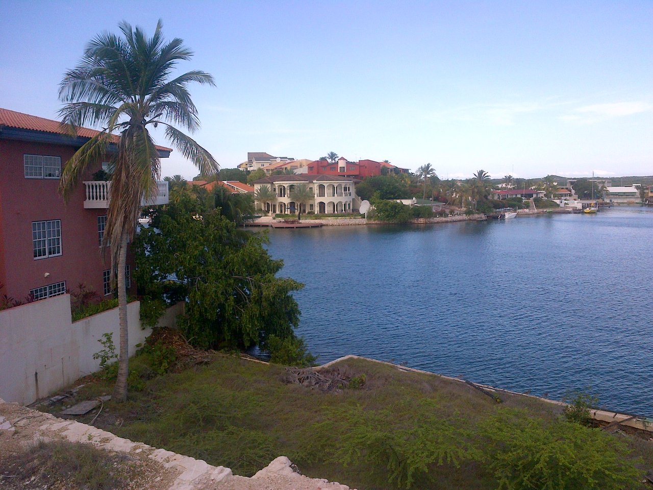 Rare waterfront peninsula land at Jan Sofat with Spanish Water access. Build your dream oasis on approx. 900 sqm lot. Approved 3-level house plan. 24/7 gated security. Seize the opportunity today! For Sale - SilverBell Realty Advisors - Curaçao