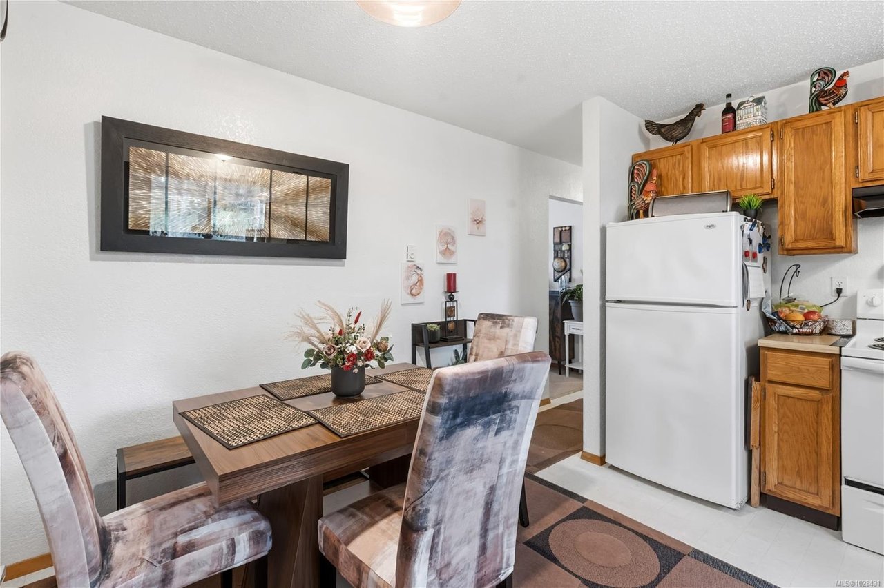 1639 Holly Cres