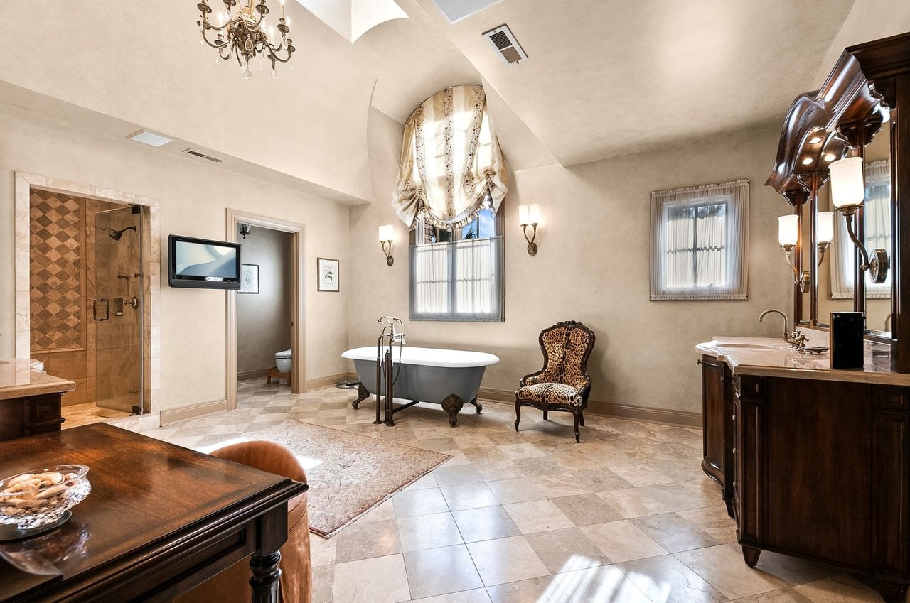 6631 Lee Ct