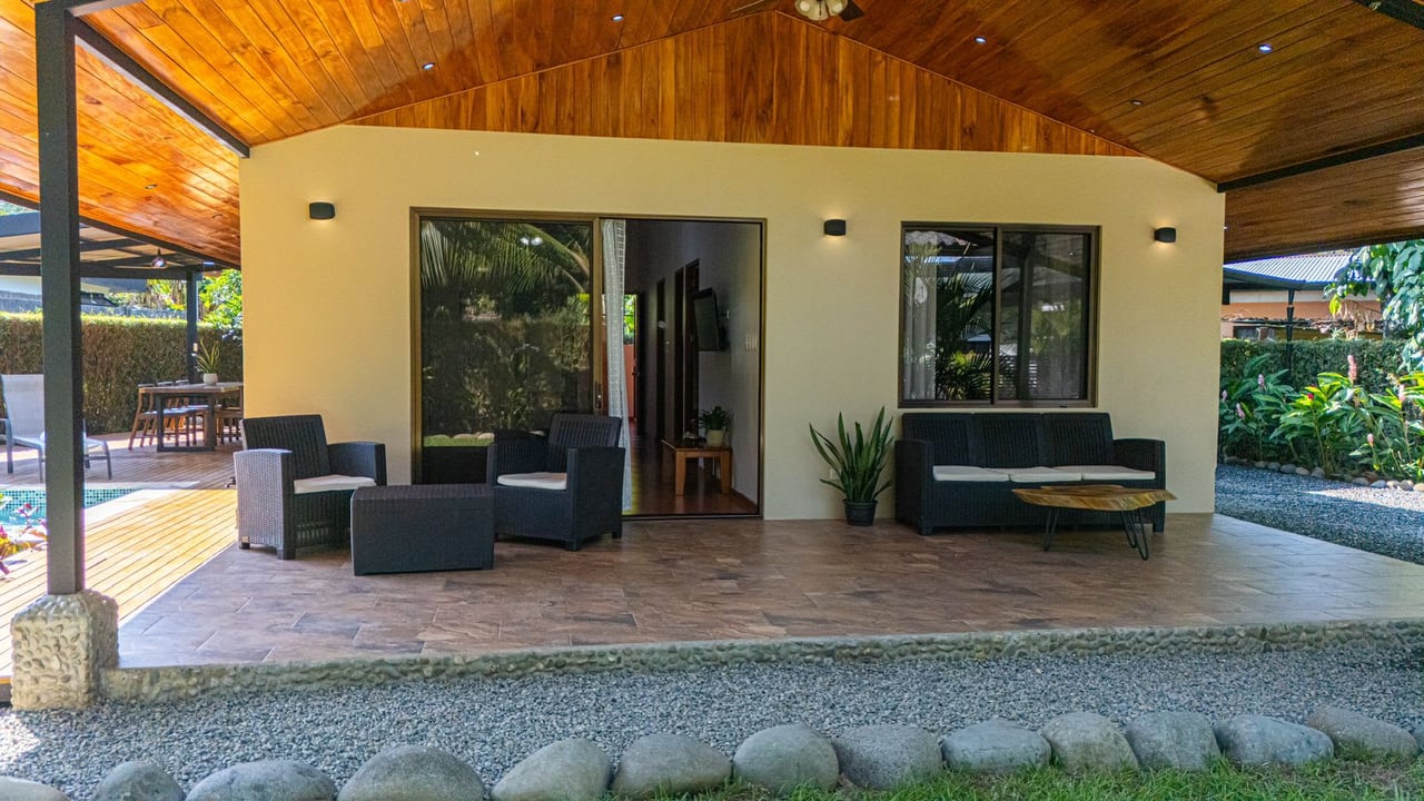 Cozy 2 Bed Room Casita in Uvita.  Walk to the Beach!