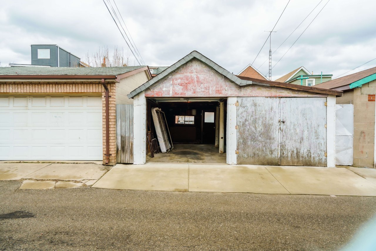 880 Ossington Ave