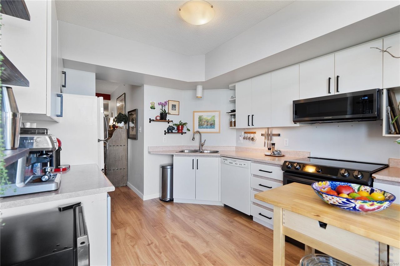 1005-1010 View St