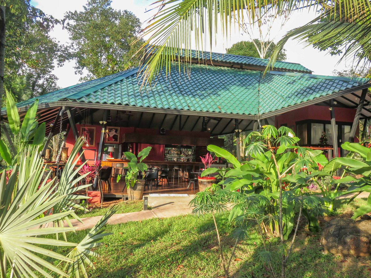 3 Cabins, A restaurant, A 3 Bed House And Multiple Plantels In The Heart Of Ojochal