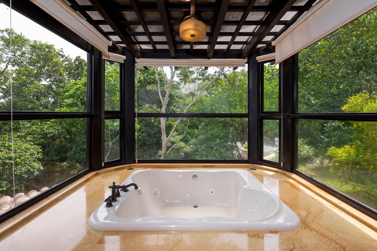Tuscan Estate with Infinity Pool, Guacima, Alajuela
