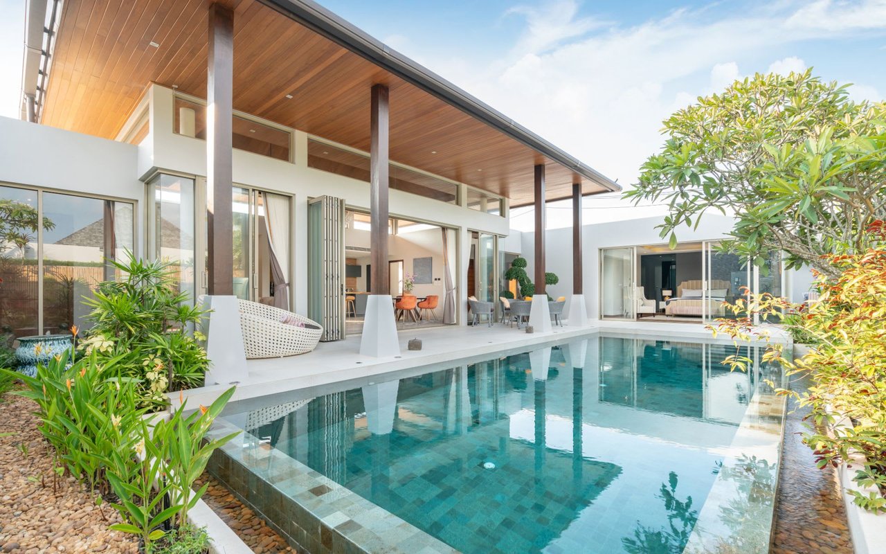 Julian Alexander Receives Certification as Luxury Home Marketing Specialist 