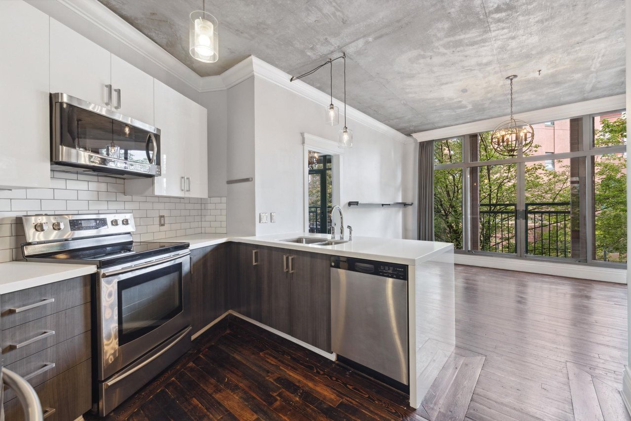 208-22 E Cordova St