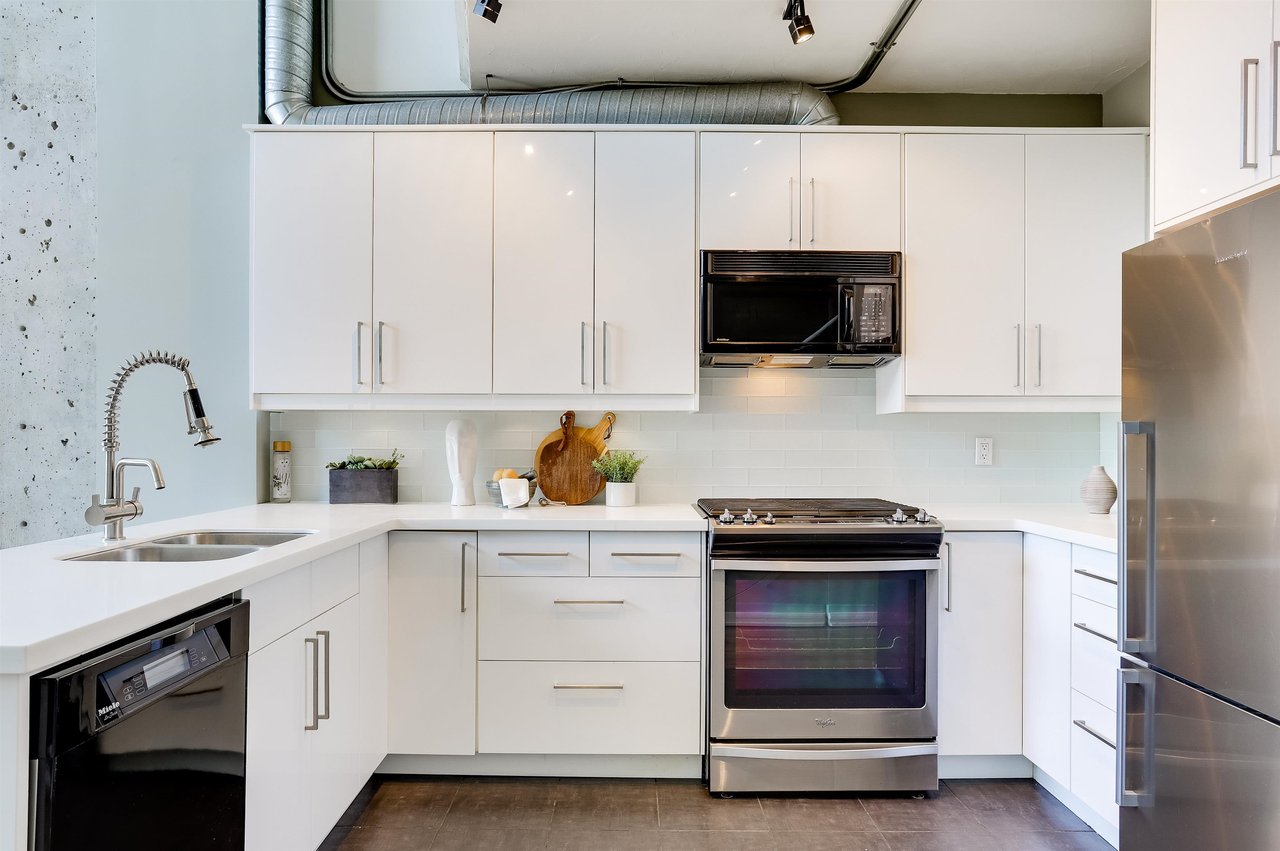 309-27 Alexander St