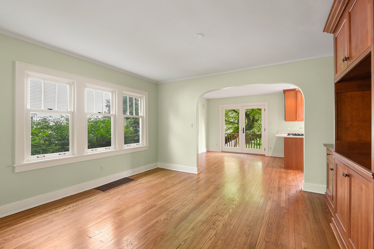 Close-to-Beach and Close-to-Town Living 