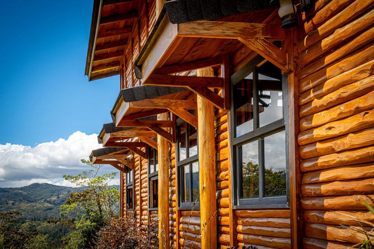 Sustainable Mountain Cabin, Cartago