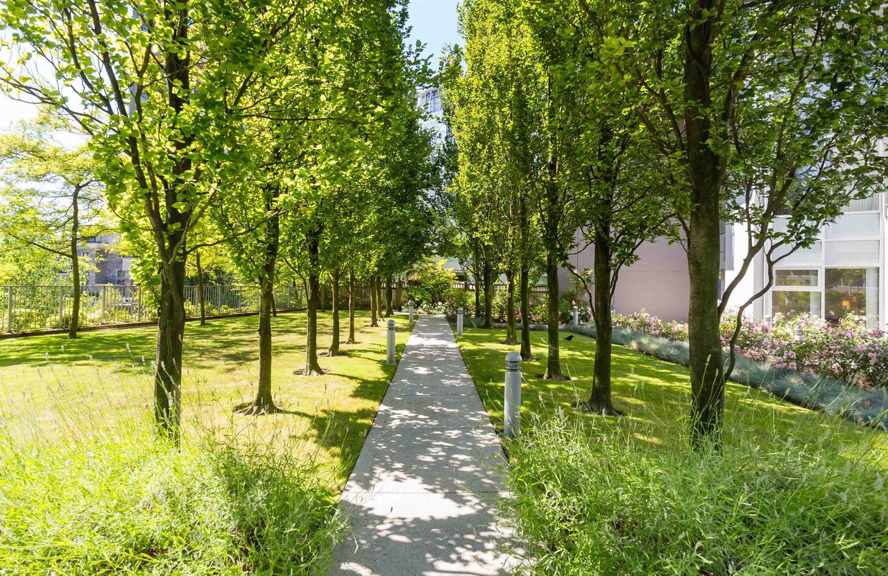 1203-1408 Strathmore Mews