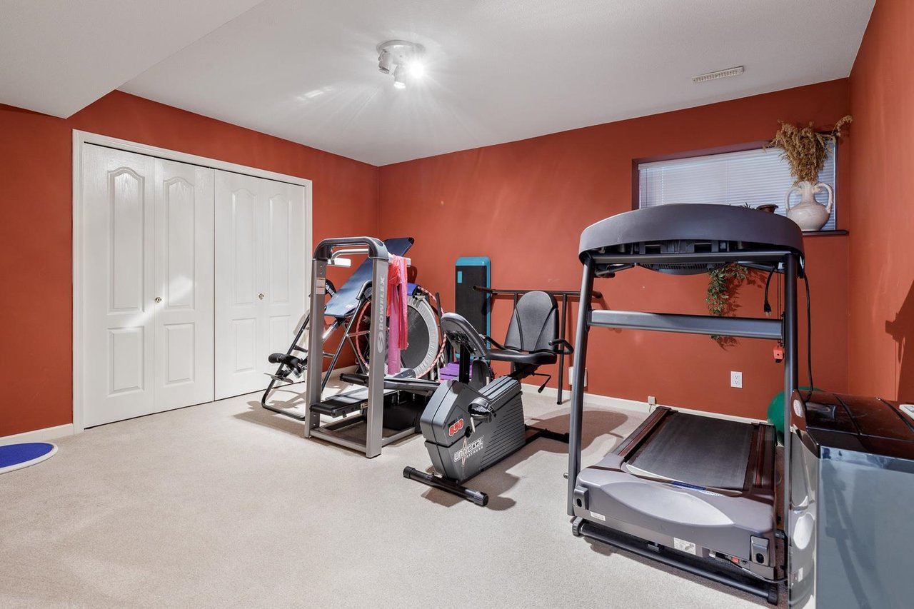 2927 Pinetree Close