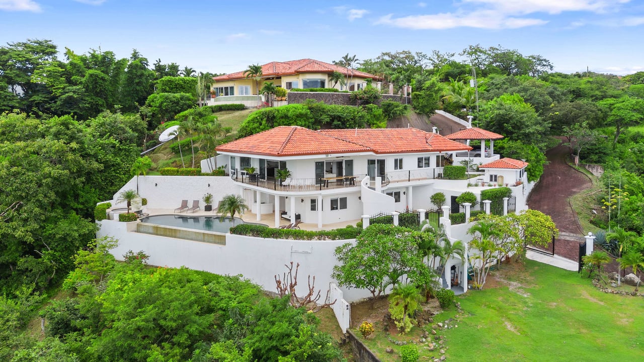 CASA FELIZ , PACIFIC HEIGHTS | ONLY MINUTES TO THE BEACH WITH SPECTACULAR OCEAN AND VALLEY VIEWS!