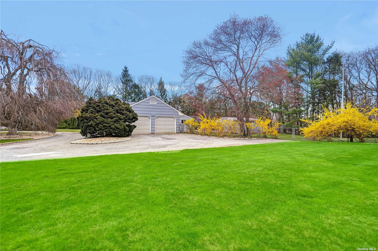 25 Squires Avenue