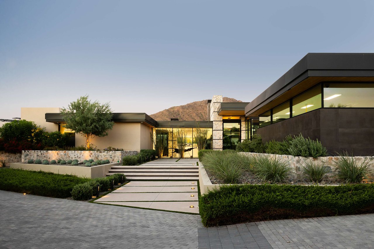 Luxury home in Cameldale Estates in Paradise Valley, AZ