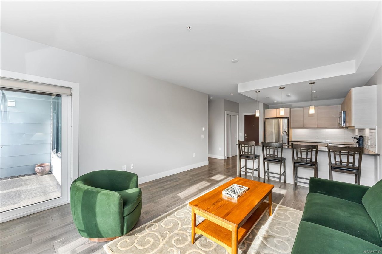 302-3815 Rowland Ave