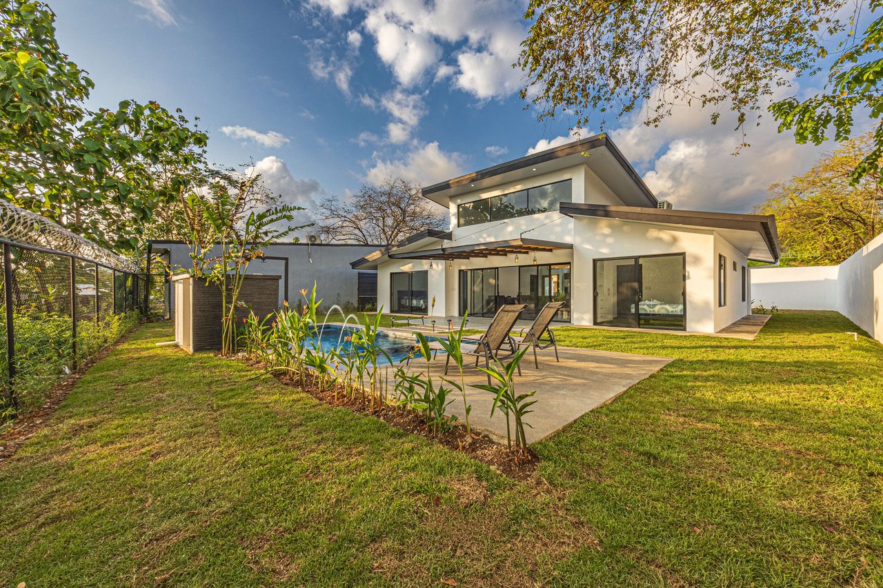 Brand new House in Uvita, 3 Bed, 2Bath. Walk to the Stores