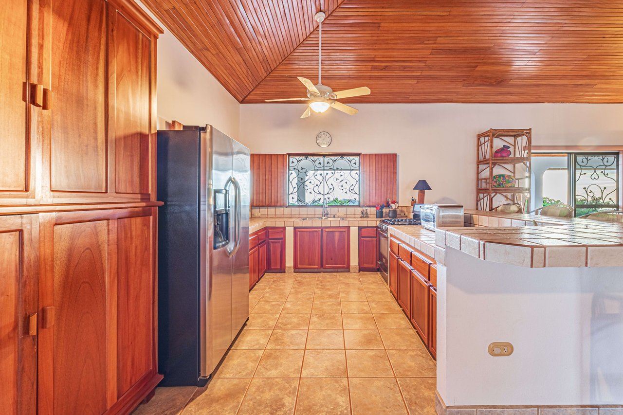 Casa De La Rosa, 3 Bedroom Ocean View Home in Lagunas!