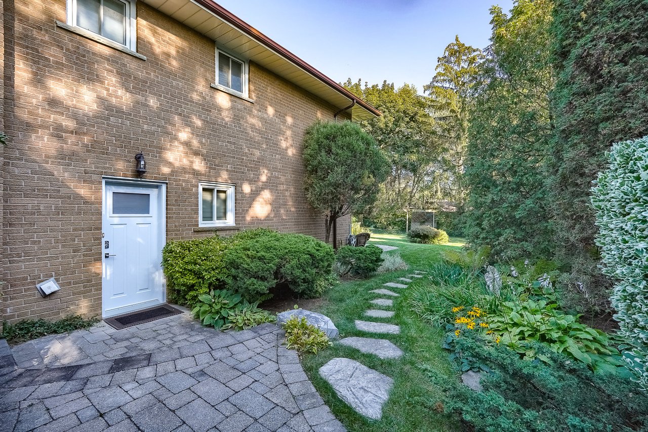268 Mineola Rd E