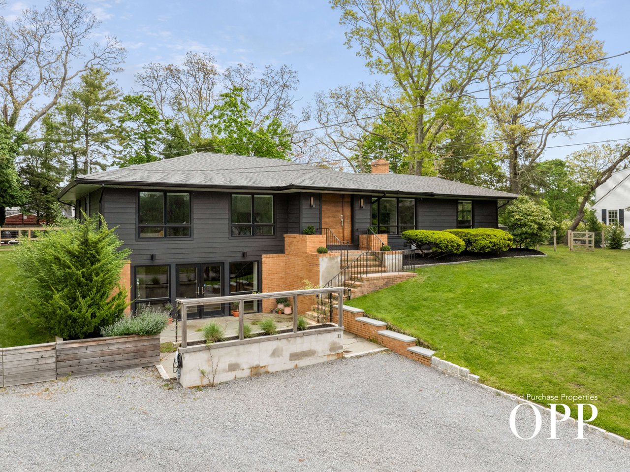 MID-CENTURY MODERN GEM IN THE HAMLET