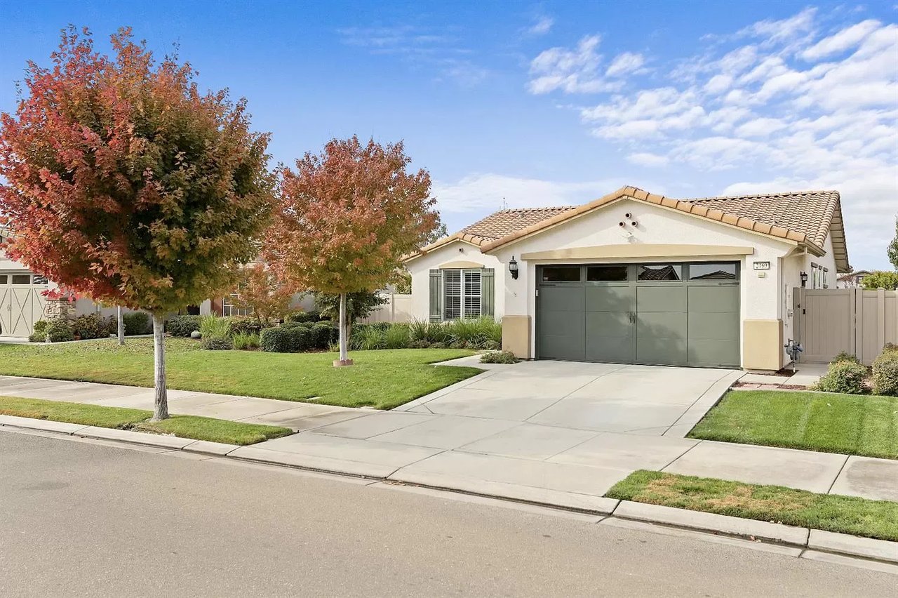 2469 Shadow Berry Dr
