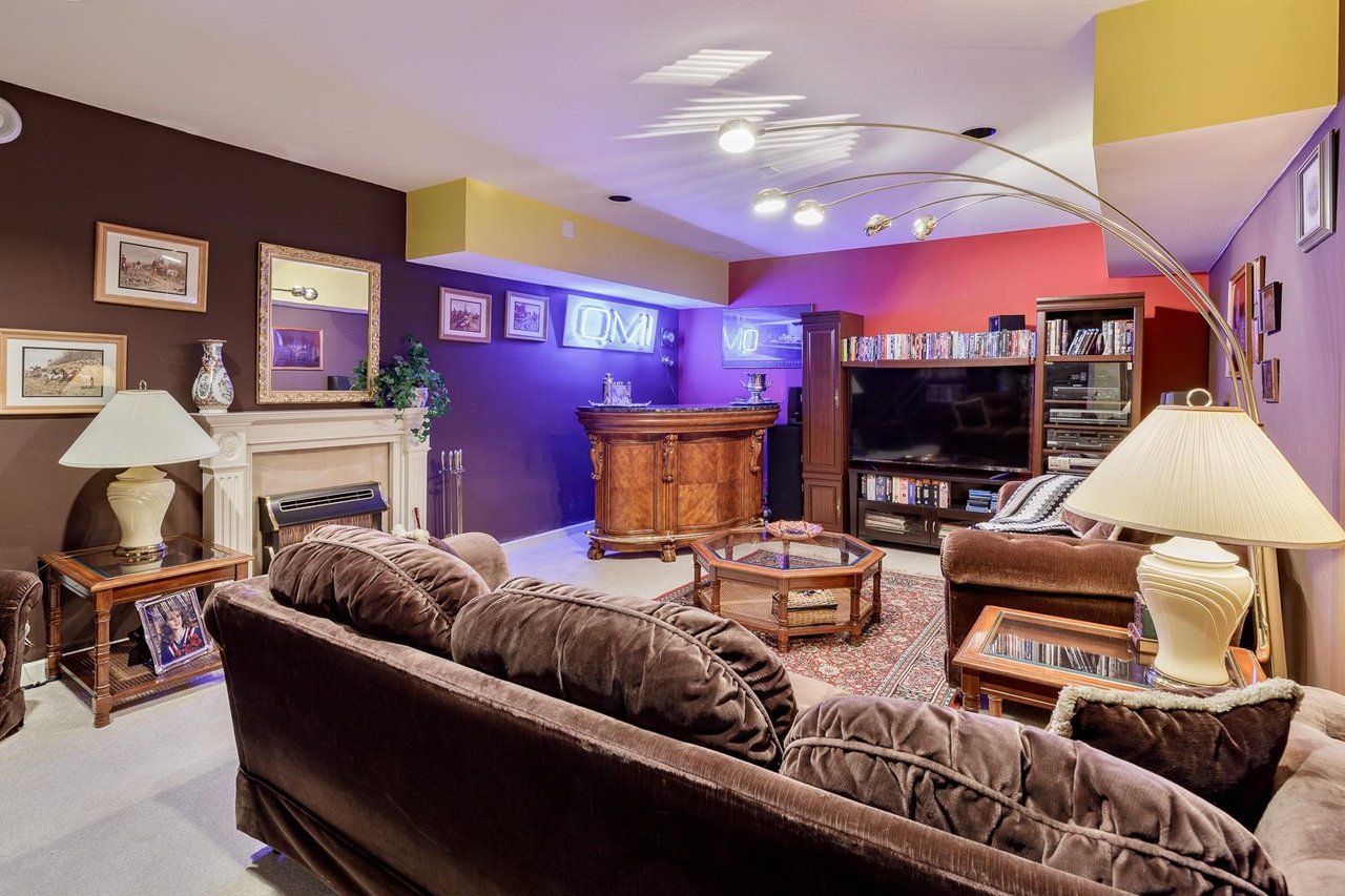 2927 Pinetree Close