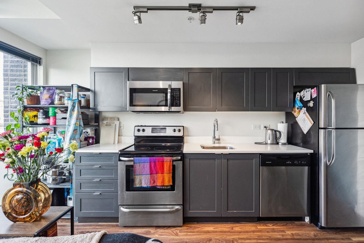 213-2511 Quebec St