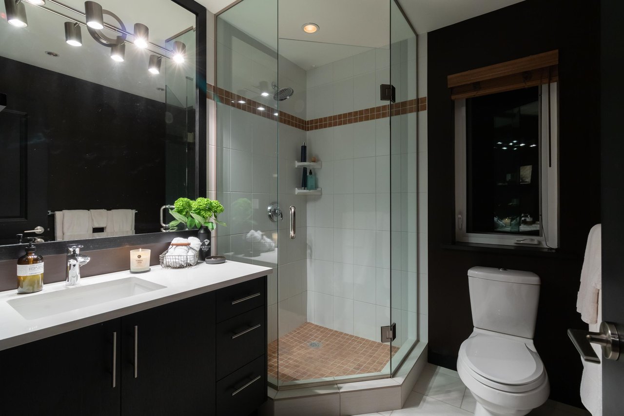 215 W 17th St