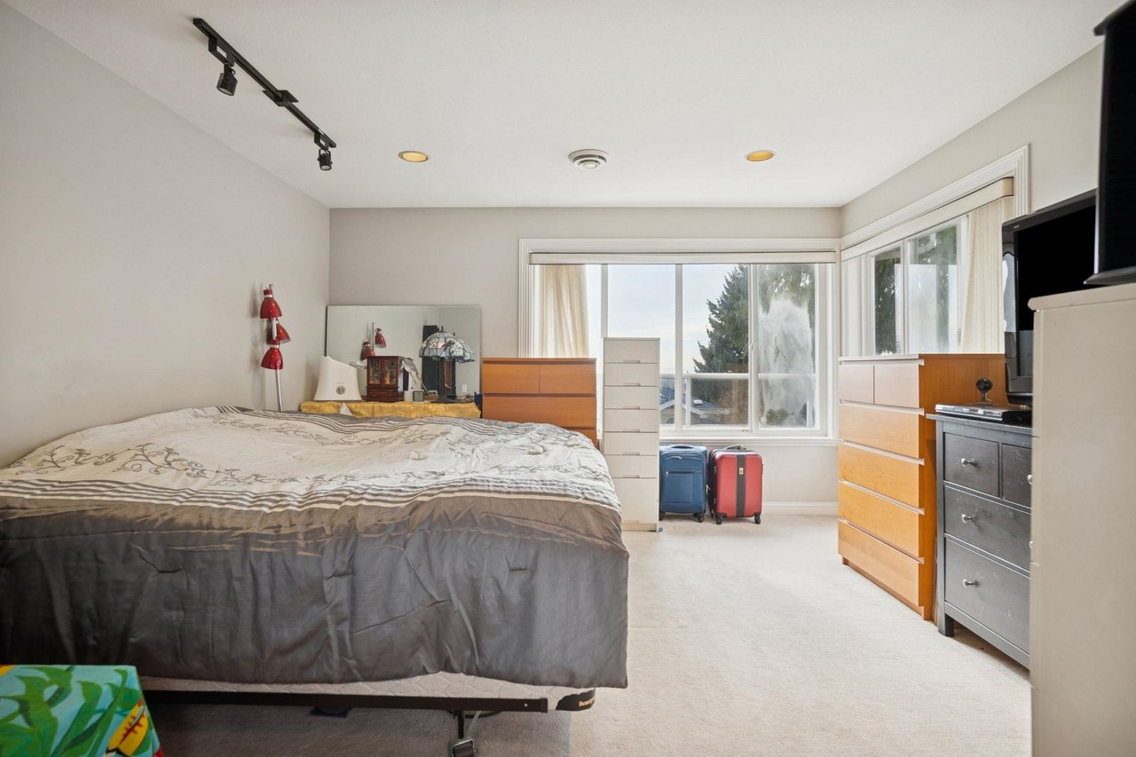 2085 Qualicum Dr
