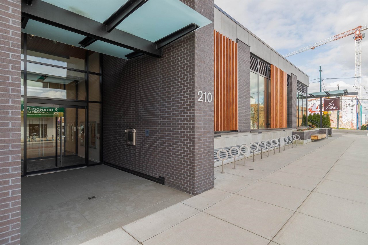 704-210 E 5th Ave