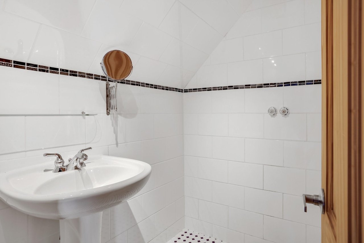 325 Bayview Pl