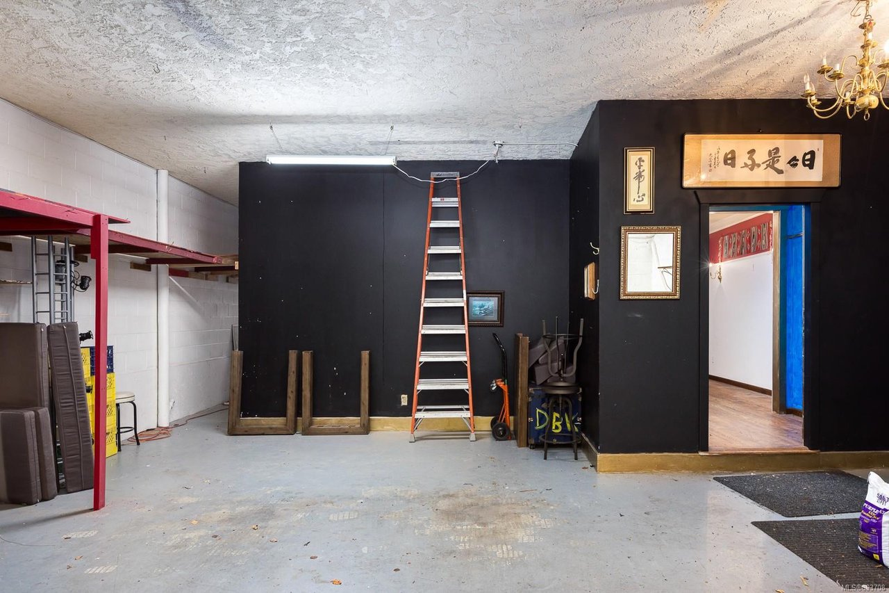 1023 Fort St