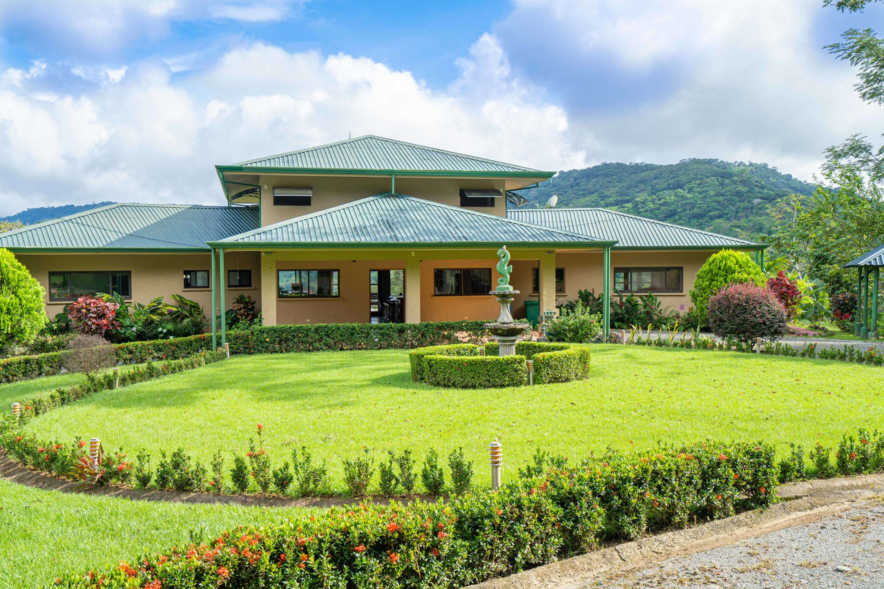 Country Club feel Oasis surrounded by Mountains