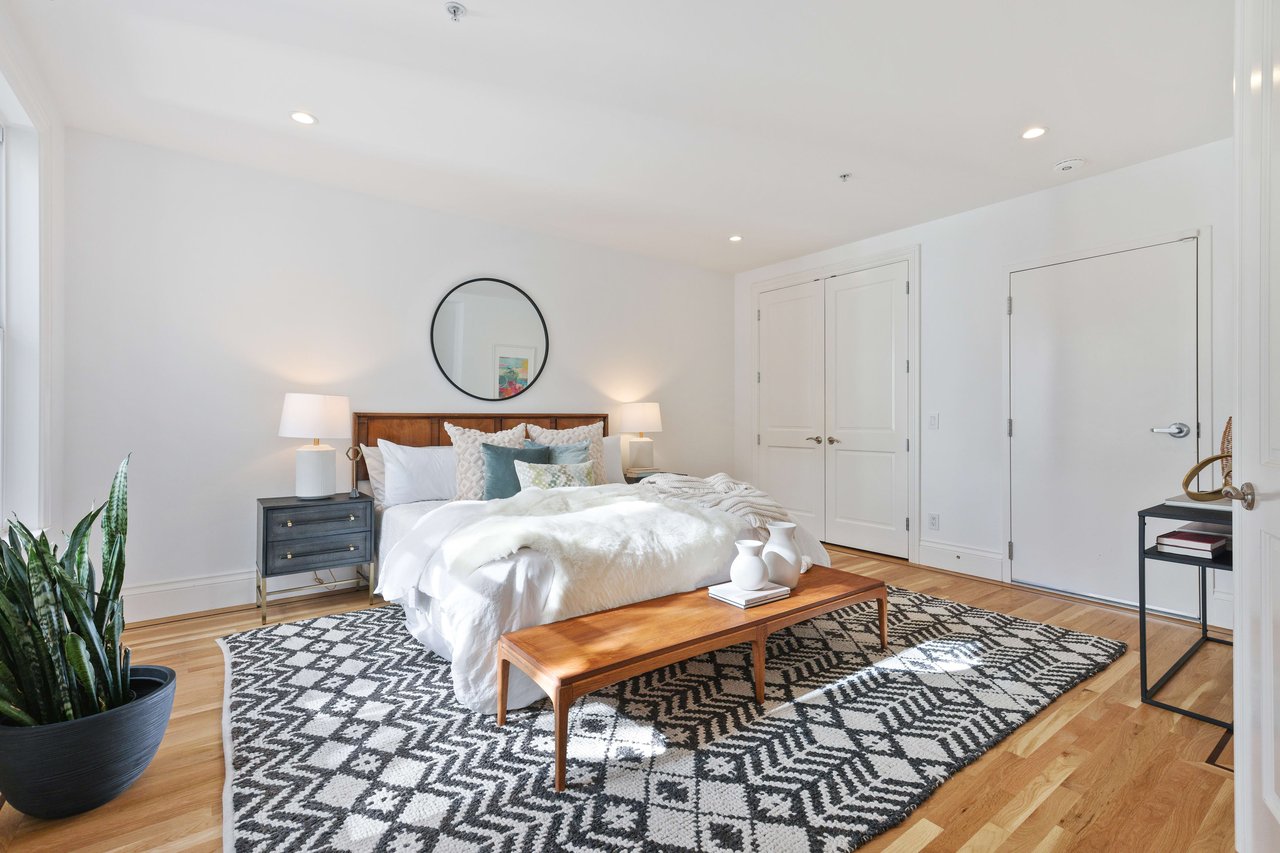 Bright 2 Bedroom Nob Hill Condominium