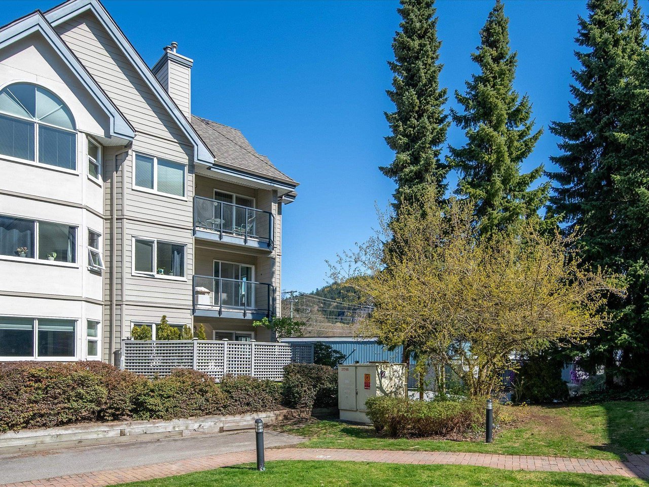 102-1460 Pemberton Ave