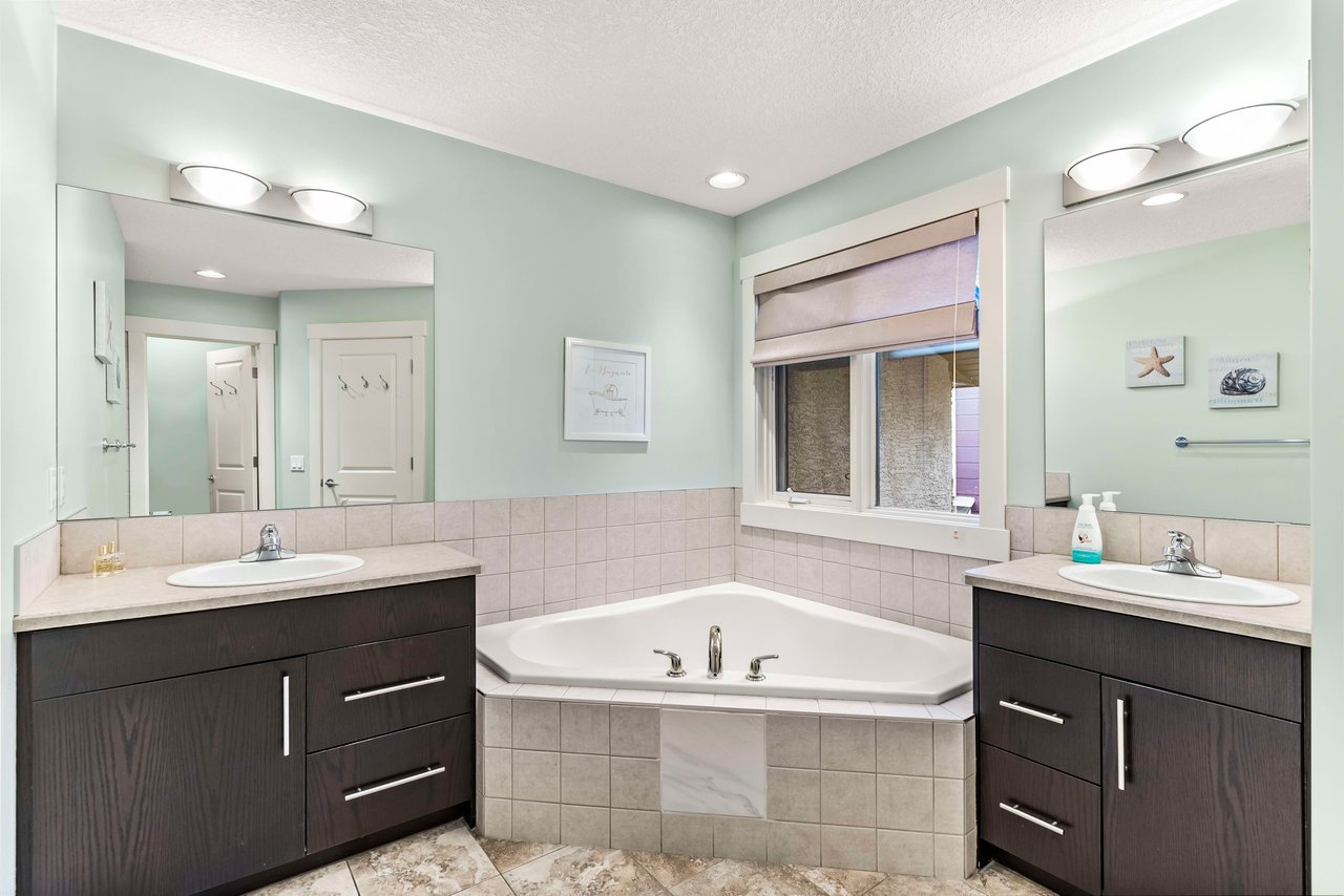 19 Tom Hoppe Mews SW