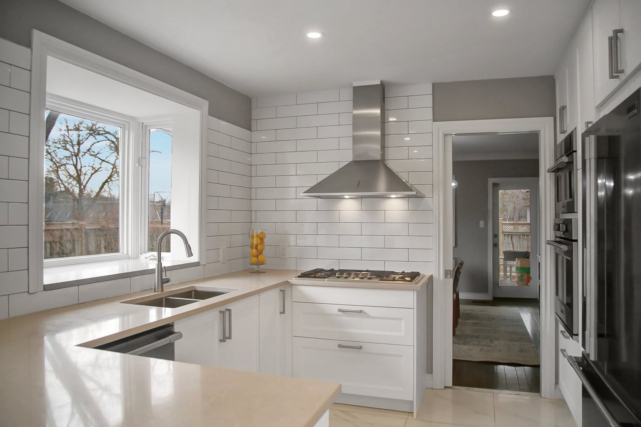 1274 Lorne Park Rd