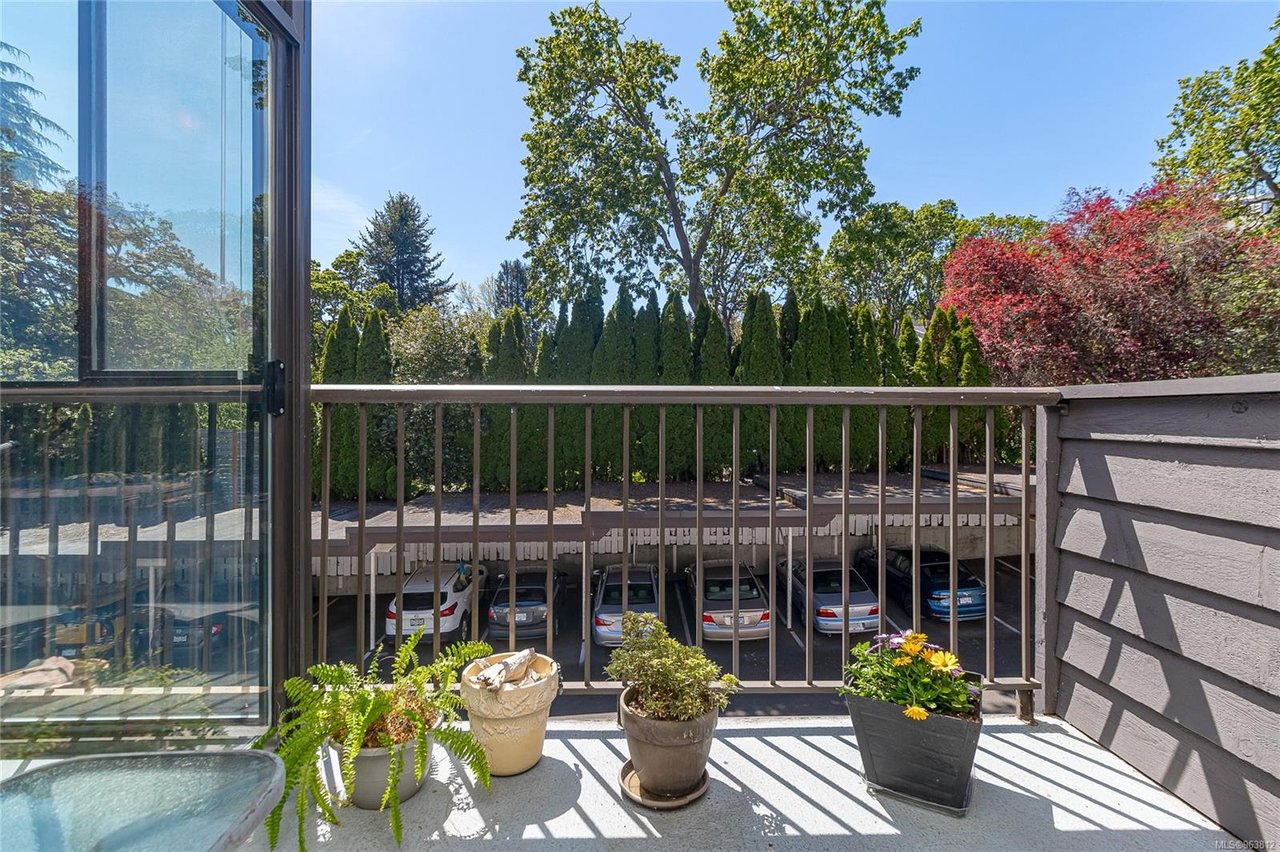 304-1665 Oak Bay Ave
