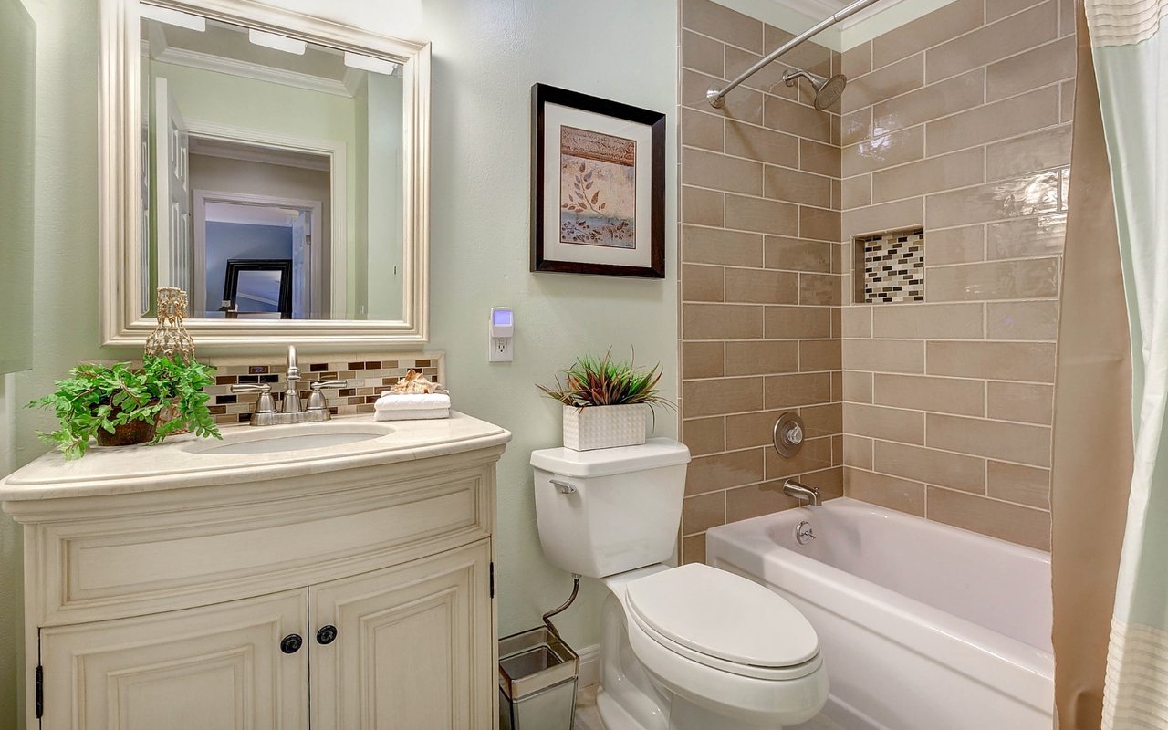 2564 Walnut Blvd, #107