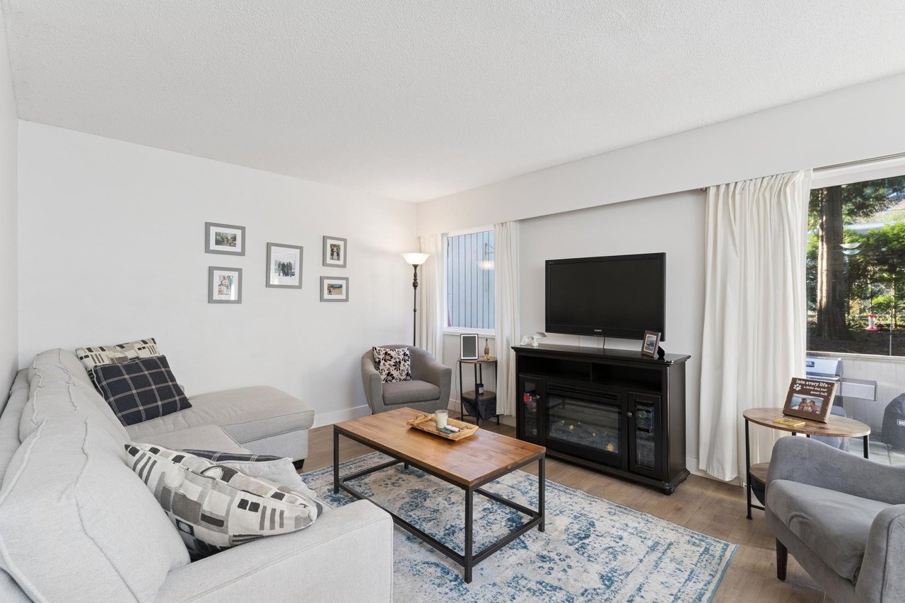 2060 Deep Cove Cres