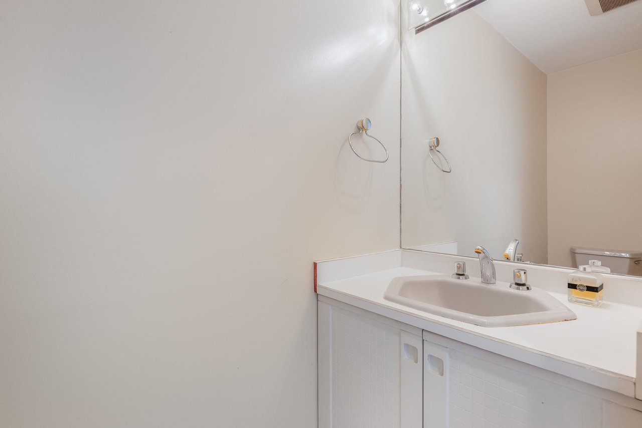 208-2433 Bellevue Ave