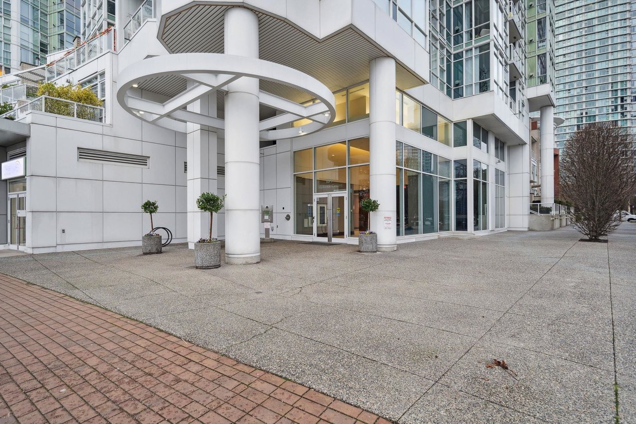 801-1077 Marinaside Cres