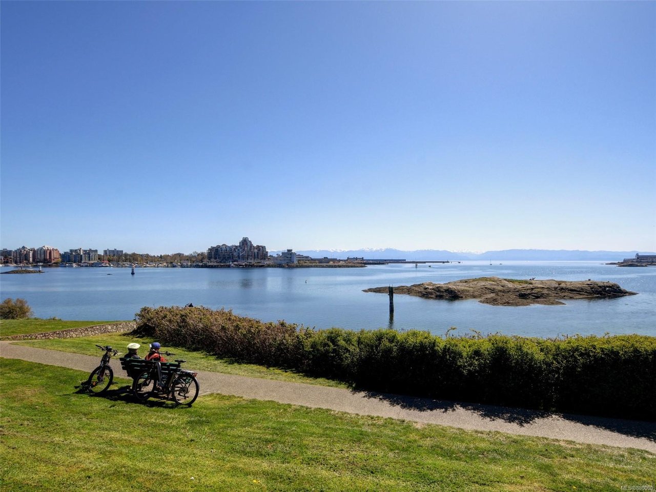 207-873 Esquimalt Rd