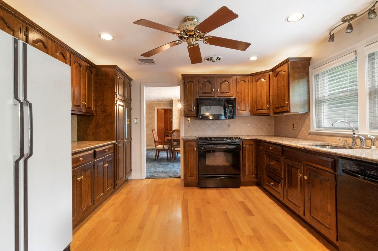 41 Lawrence Ln
