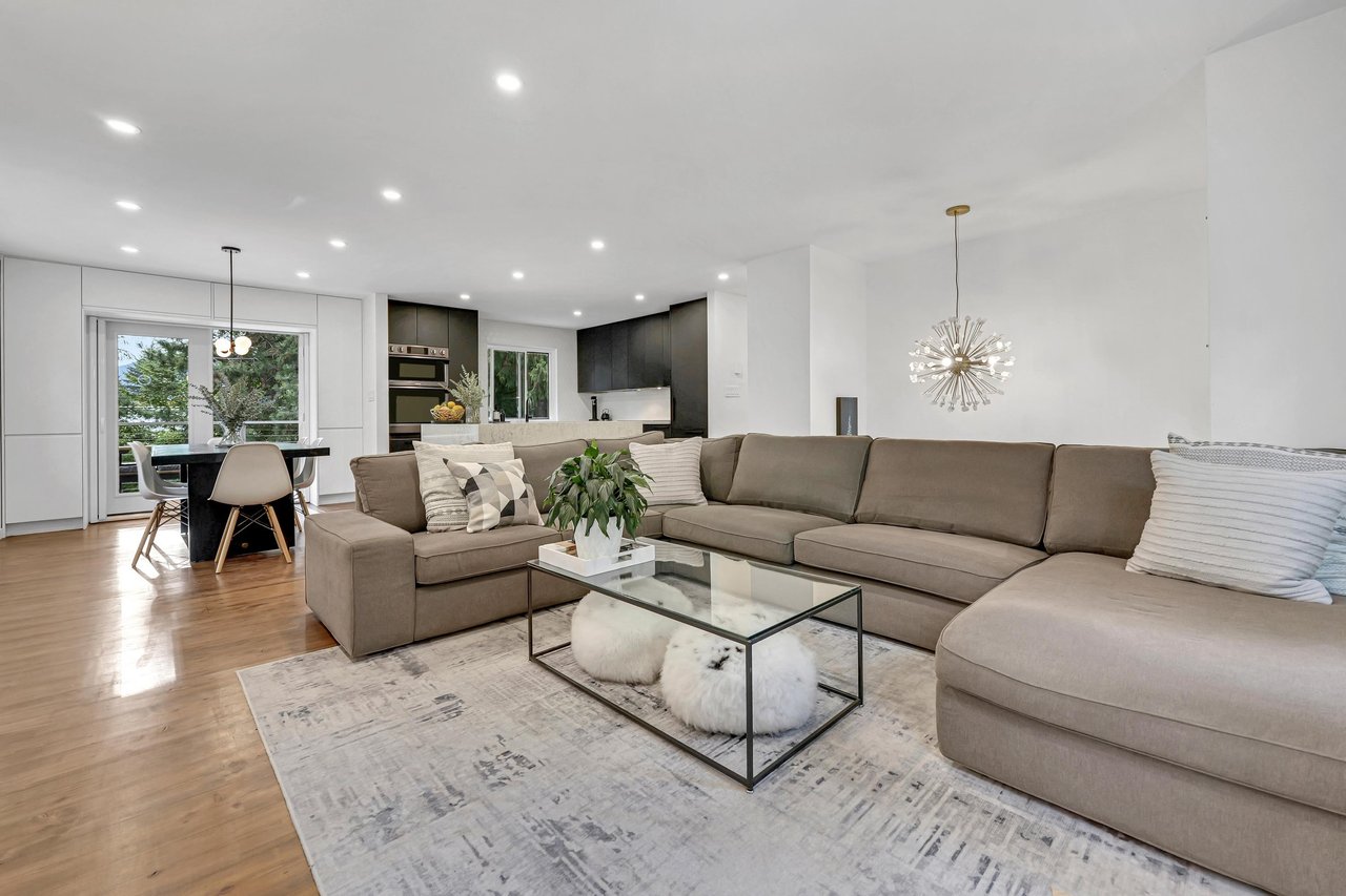 2554 Jura Cres